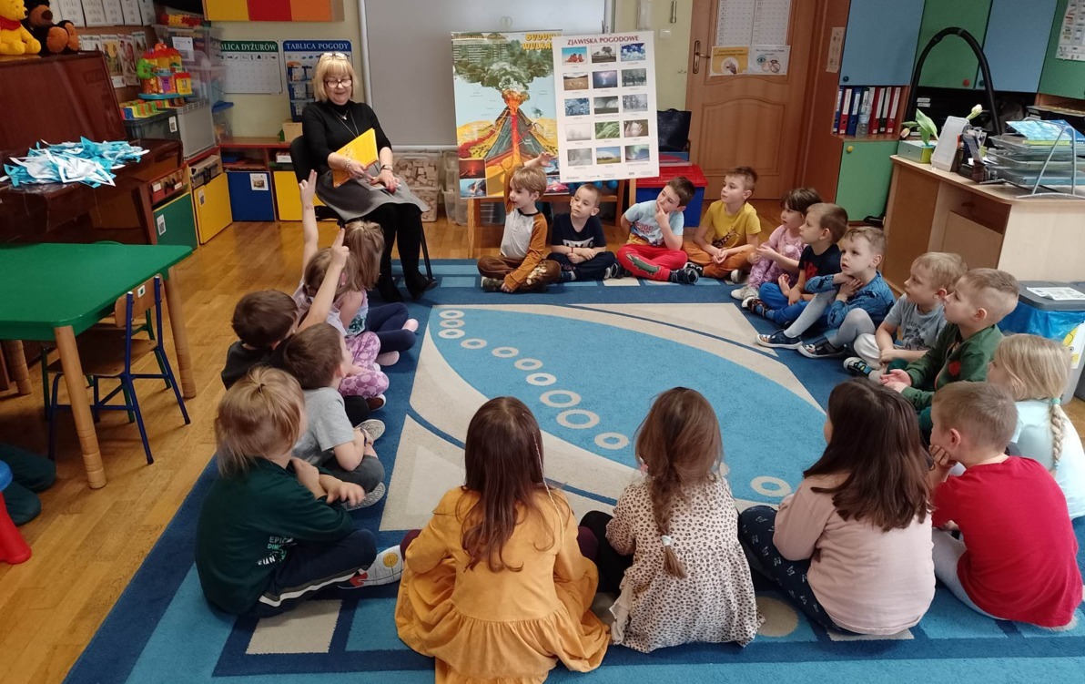 Zdjęcie do Czytanie na dywanie w Przedszkolu Publicznym Nr. 5 im. Kubusia Puchatka w Radzikowie